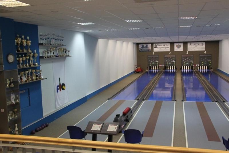 Teke Bowling Centrum Es Sport Panzio Сегед Екстер'єр фото