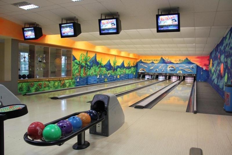 Teke Bowling Centrum Es Sport Panzio Сегед Екстер'єр фото